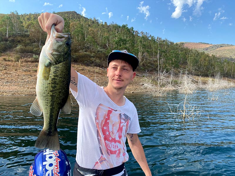 Pêche sportive au portugal, pêcher avec un Bass à bout de bras