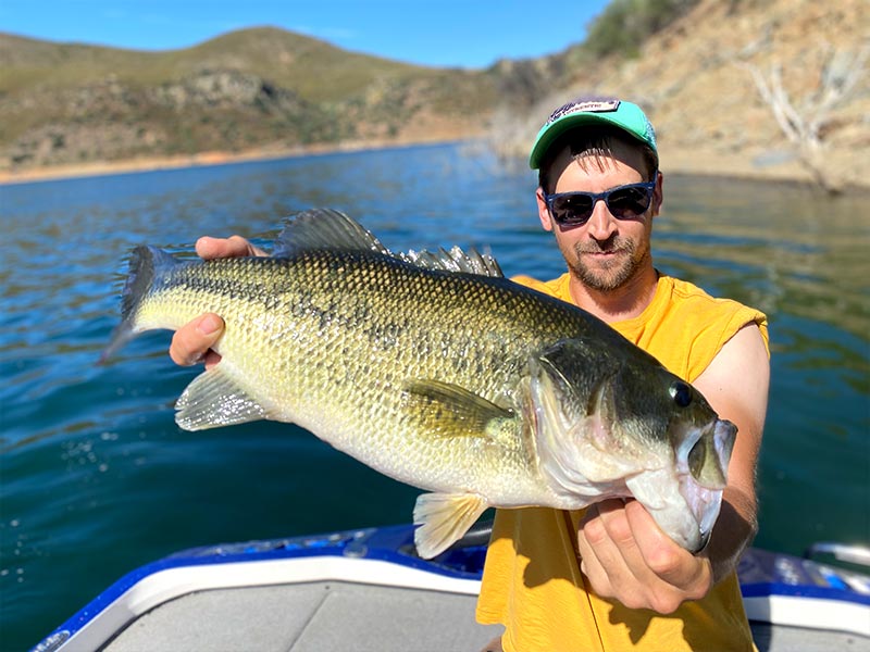 Pêche sportive au portugal, pêcher avec un Bass à bout de bras