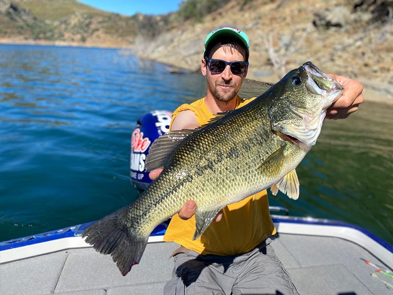 Pêche sportive au portugal, pêcher avec un Bass à bout de bras