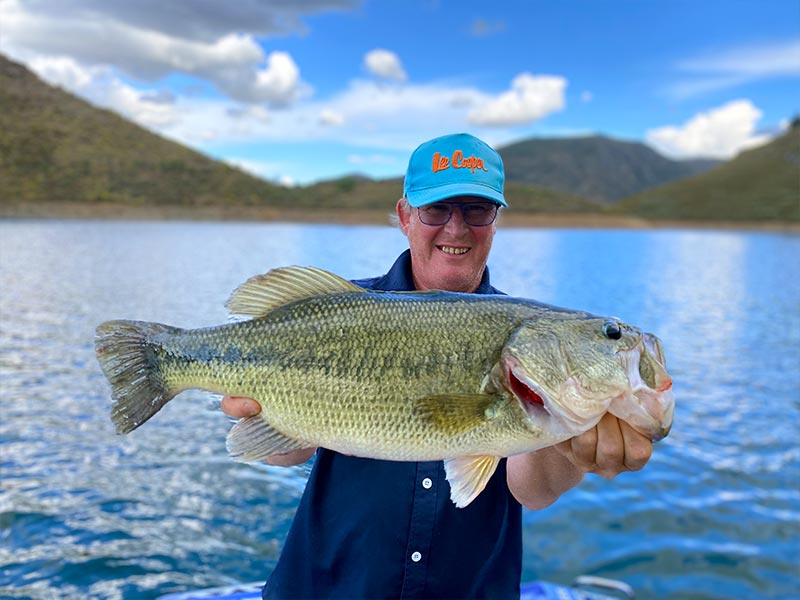 Pêche sportive au portugal, pêcher avec un Bass à bout de bras