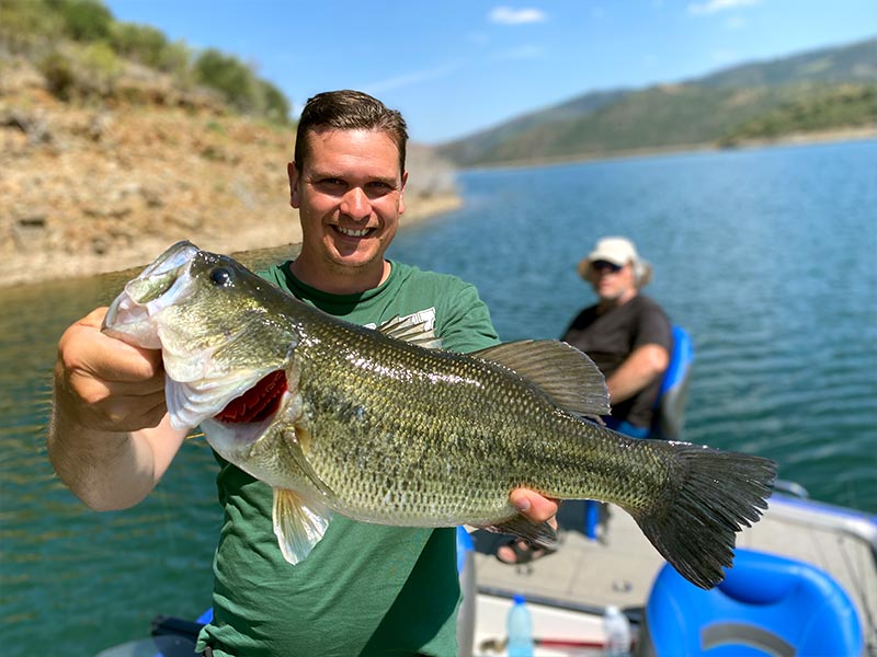 Pêche sportive au portugal, pêcher avec un Bass à bout de bras