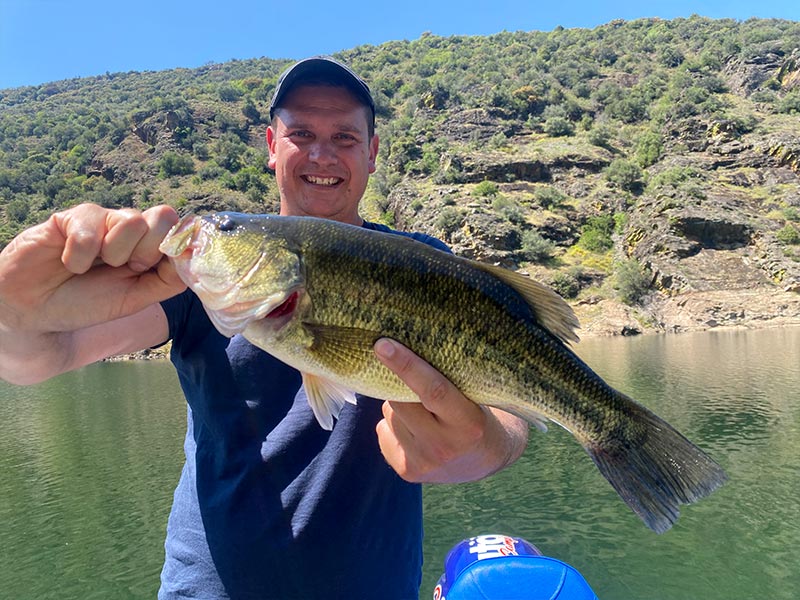Pêche sportive au portugal, pêcher avec un Bass à bout de bras