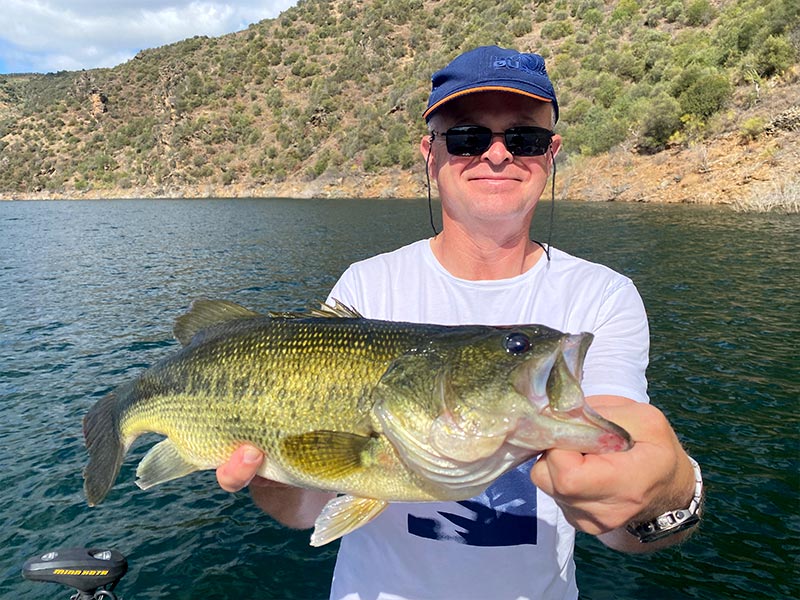 Pêche sportive au portugal, pêcher avec un Bass à bout de bras