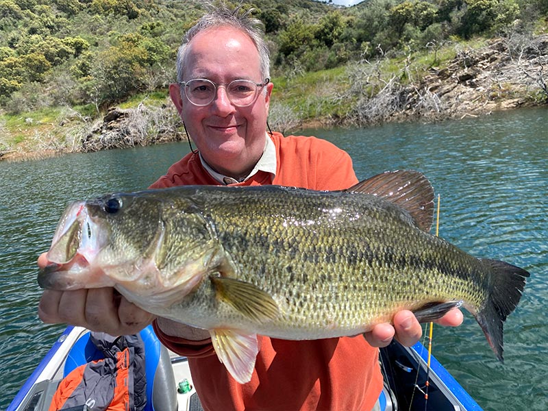 Pêche sportive au portugal, pêcher avec un Bass à bout de bras