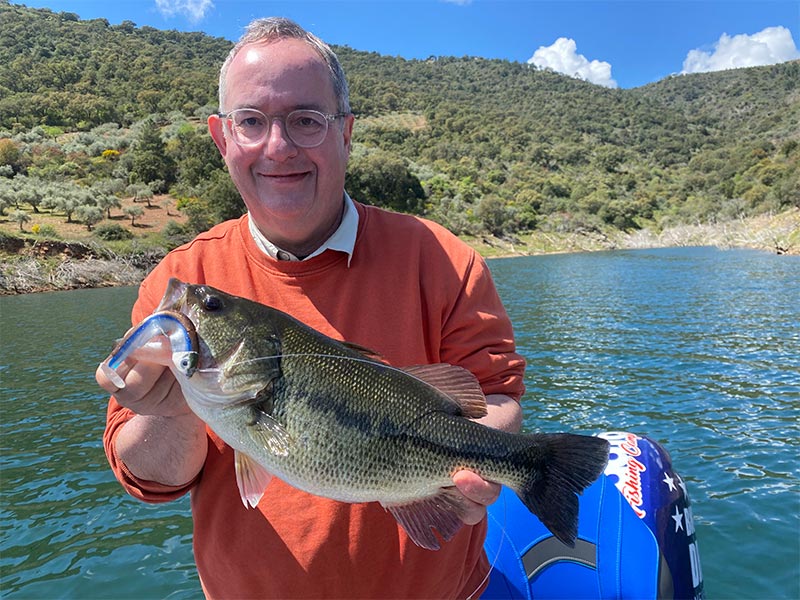 Pêche sportive au portugal, pêcher avec un Bass à bout de bras