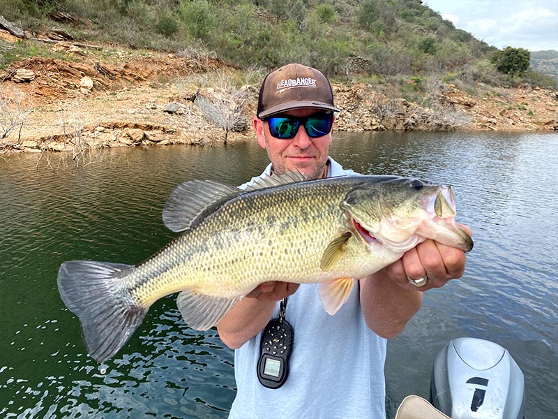 Pêche sportive au portugal, pêcher avec un Bass à bout de bras