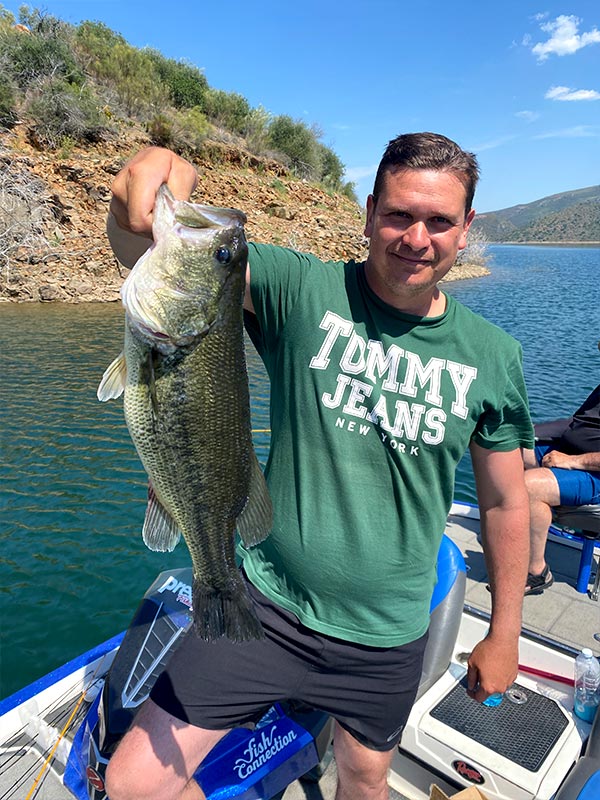 Pêche sportive au portugal, pêcher avec un Bass à bout de bras