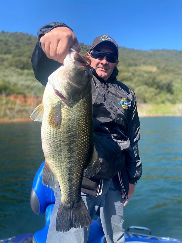 Pêche sportive au portugal, pêcher avec un Bass à bout de bras