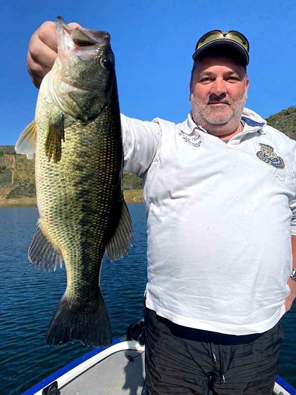 Pêche sportive au portugal, pêcher avec un Bass à bout de bras