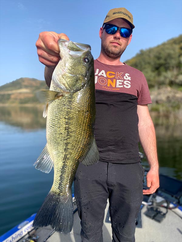 Pêche sportive au portugal, pêcher avec un Bass à bout de bras