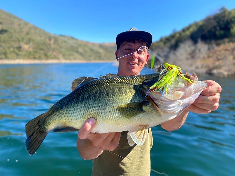 Pêche sportive au portugal, pêcher avec un Bass à bout de bras
