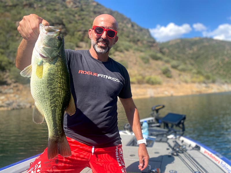 Pêche sportive au portugal, pêcher avec un Bass à bout de bras