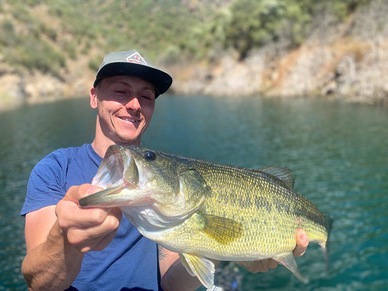 Pêche sportive au portugal, pêcher avec un Bass à bout de bras