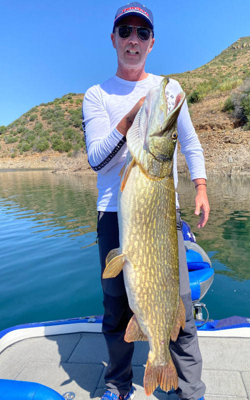 Gros brochet avec un pecheur au portugal