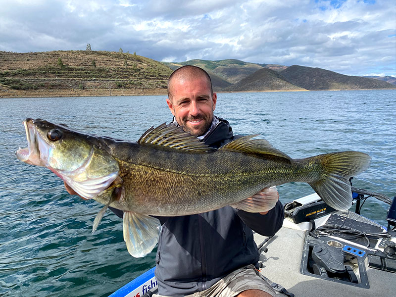 Pecheur avec Sandre sur lac portugais
