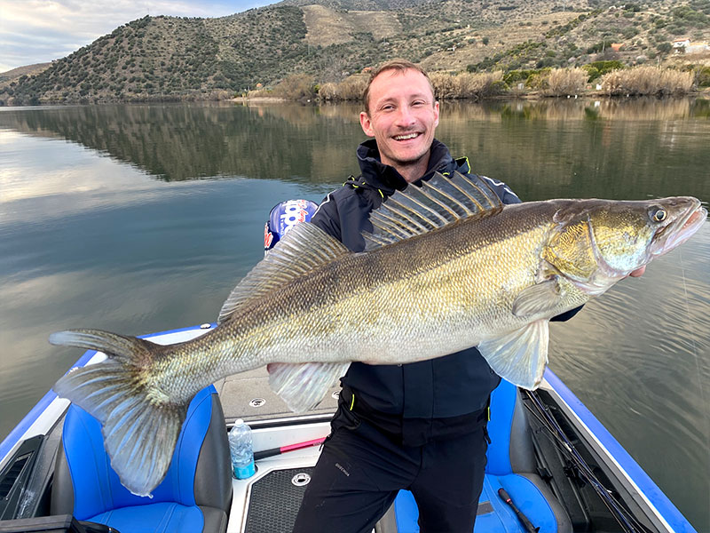 Pecheur avec Sandre sur lac portugais