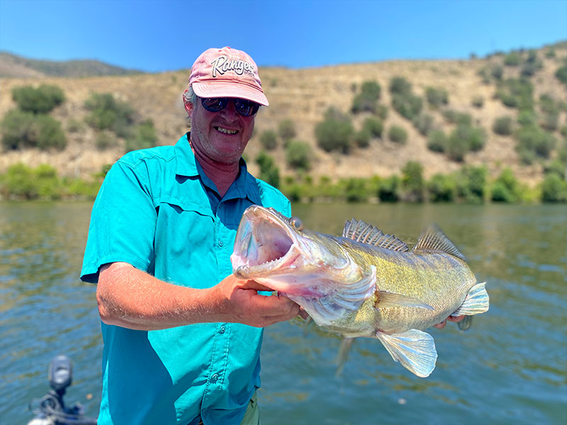Pecheur avec Sandre sur lac portugais