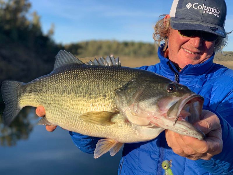Pecheur Avec Un Gros Bass