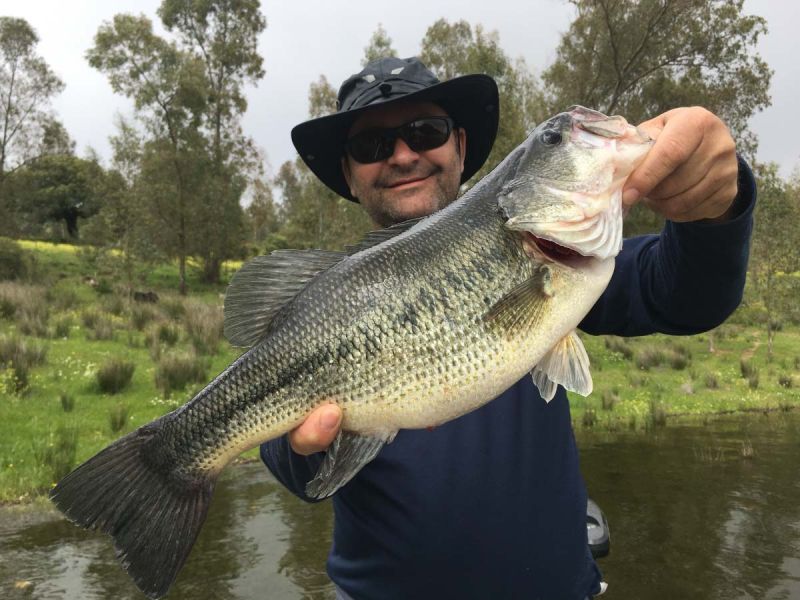 Belle Photo D Un Pecheur Avec Un Bass
