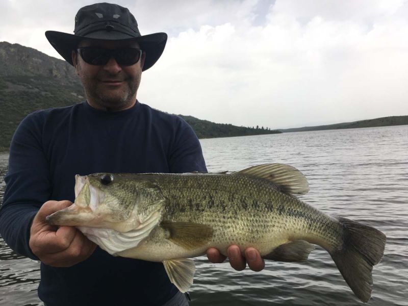 Pecheur Avec Un Chapeau Et Un Fish Bass