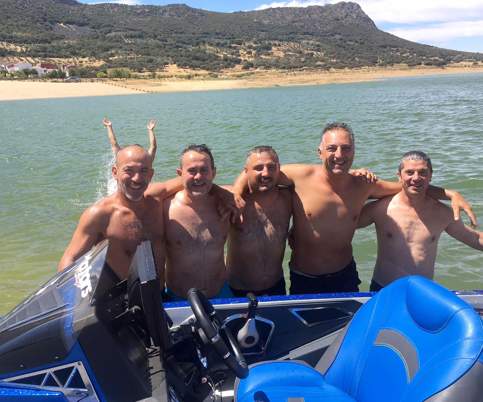 Equipe de pêcheur au nord d'un hors bord
