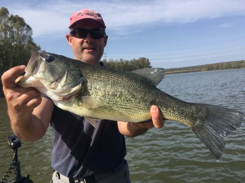 Pecheur A Casquette Avec Un Poisson Bass