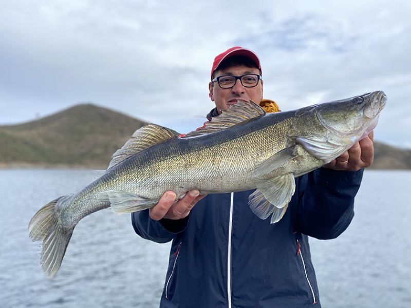 Pêcheur avec une belle sandre sur un lac au Portugal
