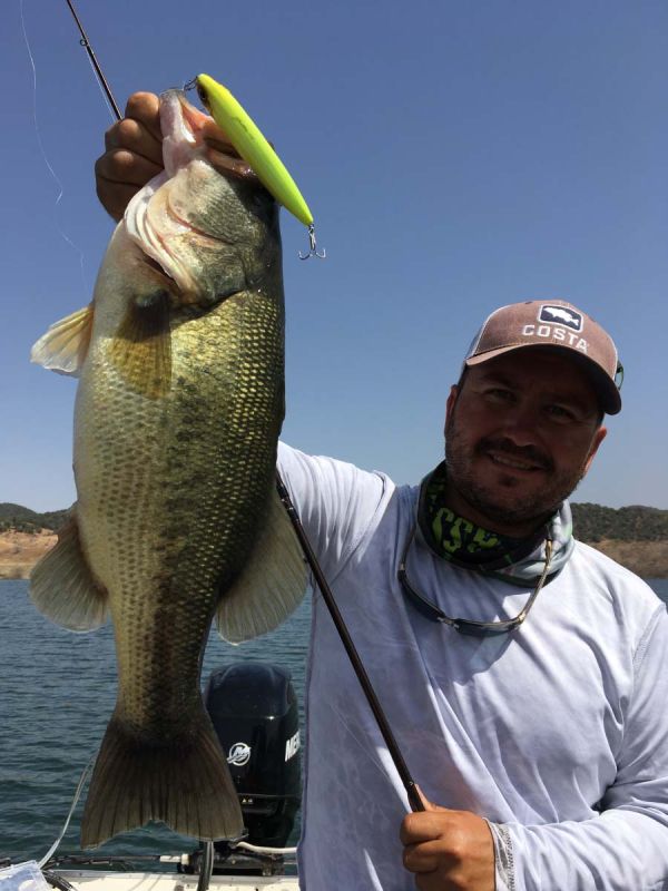 Pecheur Sur Bateau De Peche Avec Un Bass