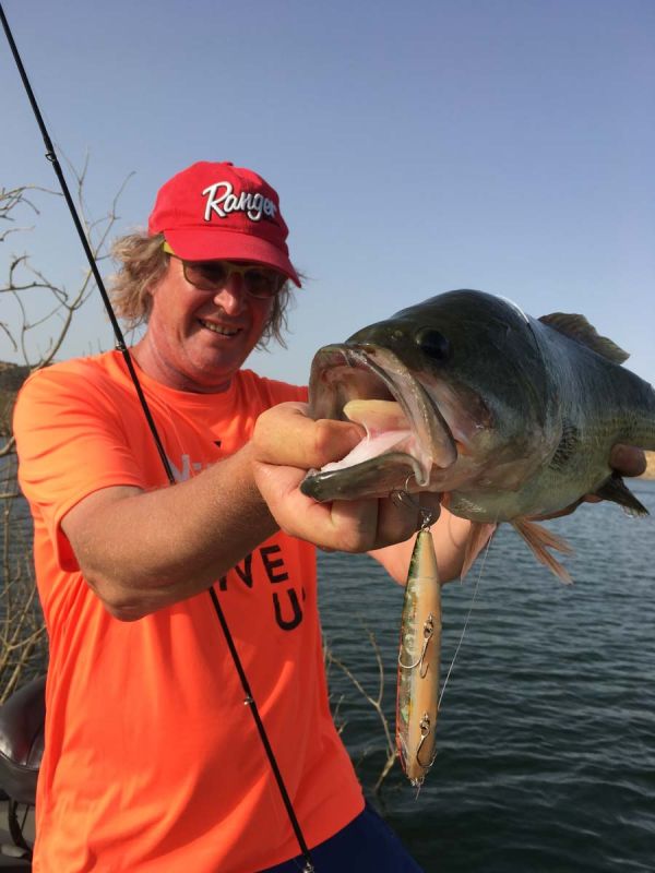 Pecheur Avec Un Bass Grosse Gueule Ouverte