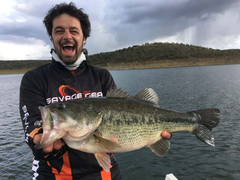 Pecheur Large Sourire Avec Un Bass
