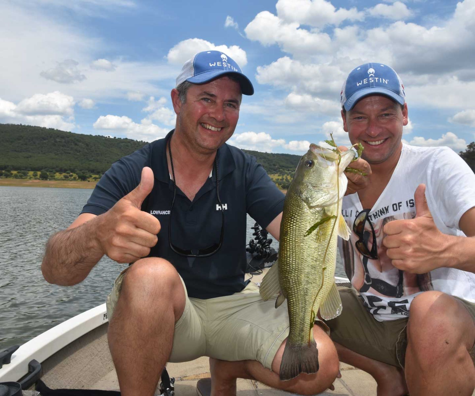 Deux pêcheurs avec un Bass
