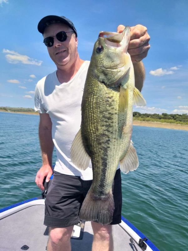 Pecheur Retraite Avec Un Bass Sur Bateau