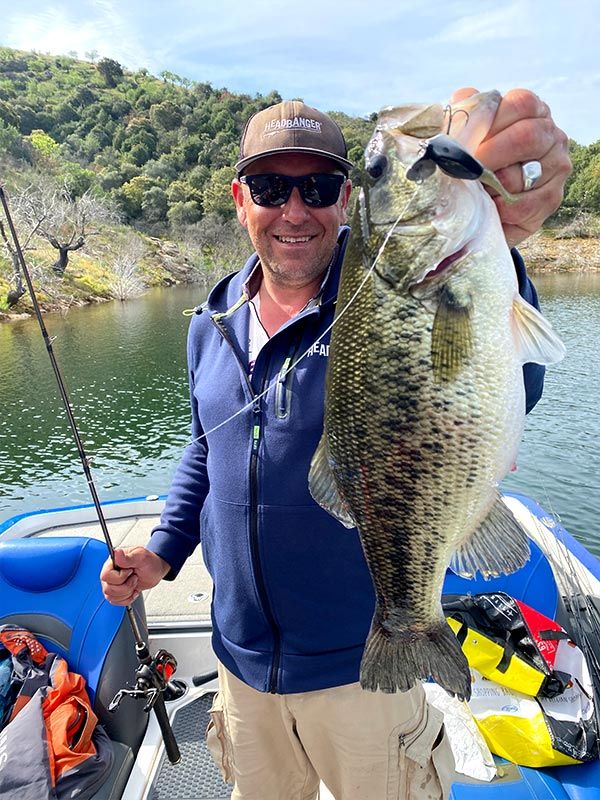 Pêche sportive au portugal, pêcher avec un Bass à bout de bras