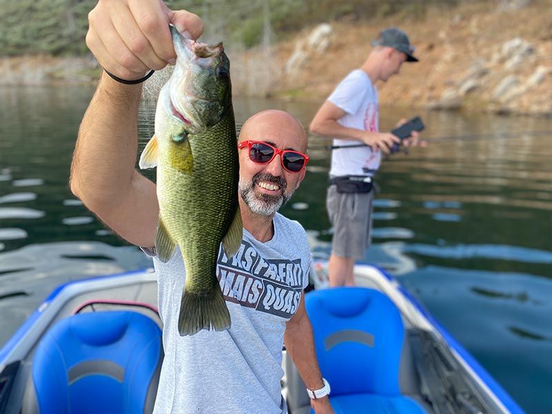 Pêche sportive au portugal, pêcher avec un Bass à bout de bras