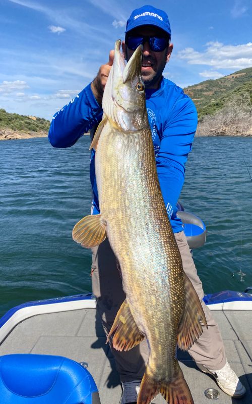 Pecheur avec un Bass sur un lac au Portugal